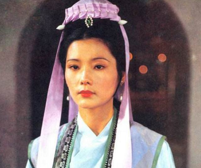 回顾何赛飞26岁嫁给杨楠结婚10年才敢生孩子风光背后有眼泪