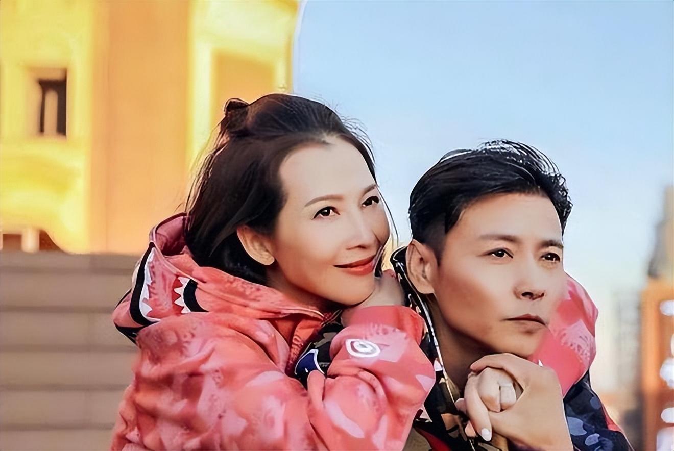 回顾蔡少芬嫁重庆小丈夫婚后连生三胎如今一家五口其乐融融