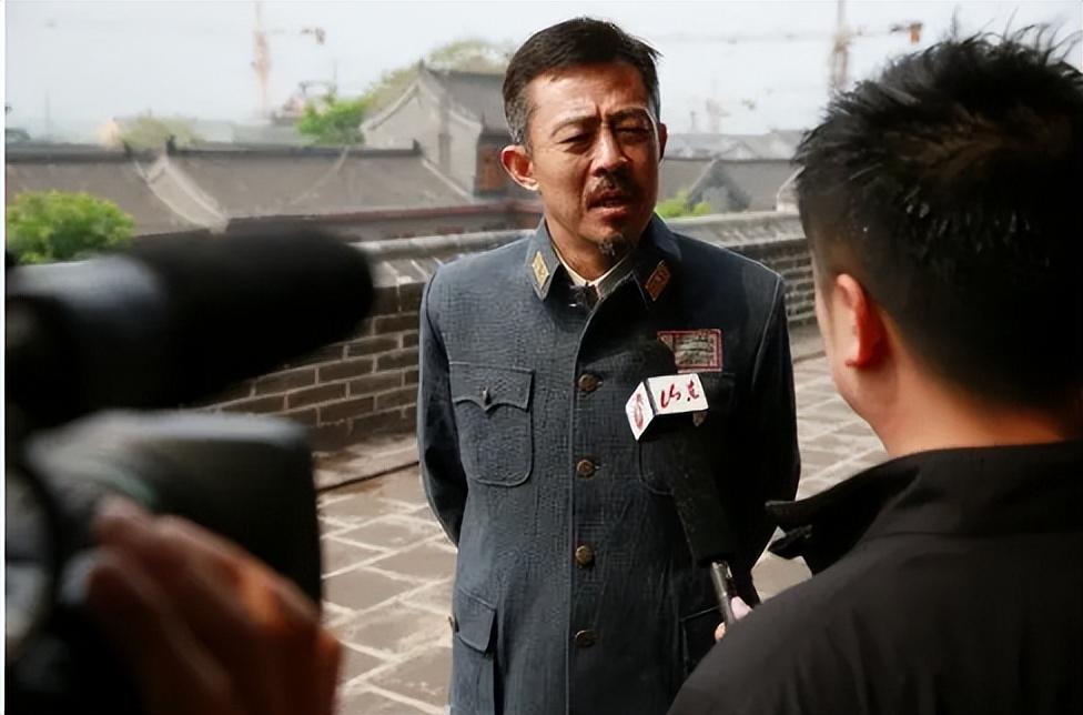 回顾15岁辍学卖猪肉50岁三婚娶90后娇妻侯勇的人生比戏精彩