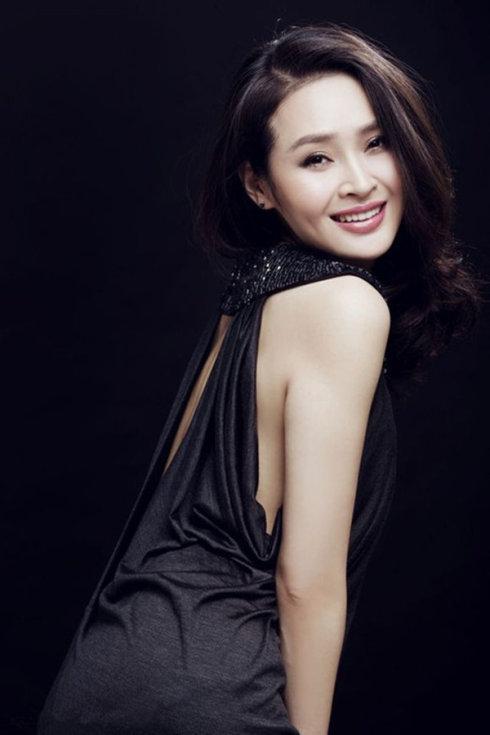 在《金婚》之后,于明加又拍摄了《手机》等一系列热播剧,凭借那出色的