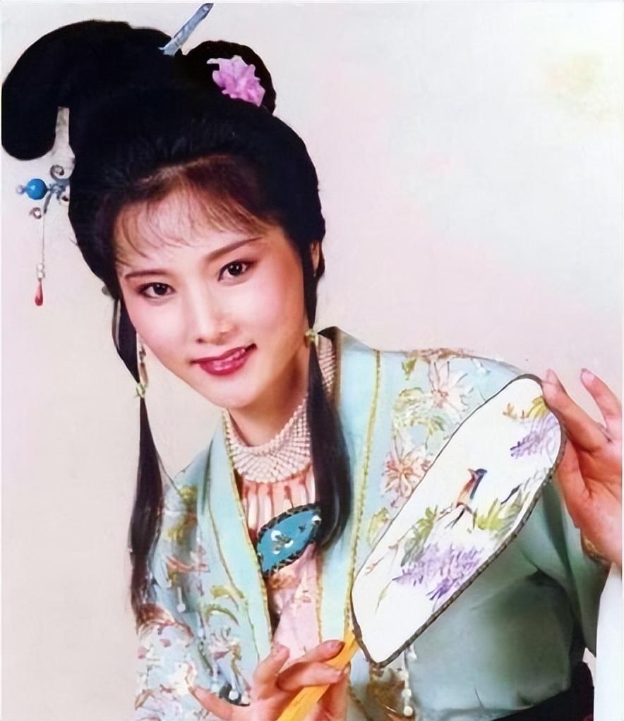 而在小百花剧团,何赛飞还碰到了妹妹夏赛丽,姐妹俩同时在舞台上表演