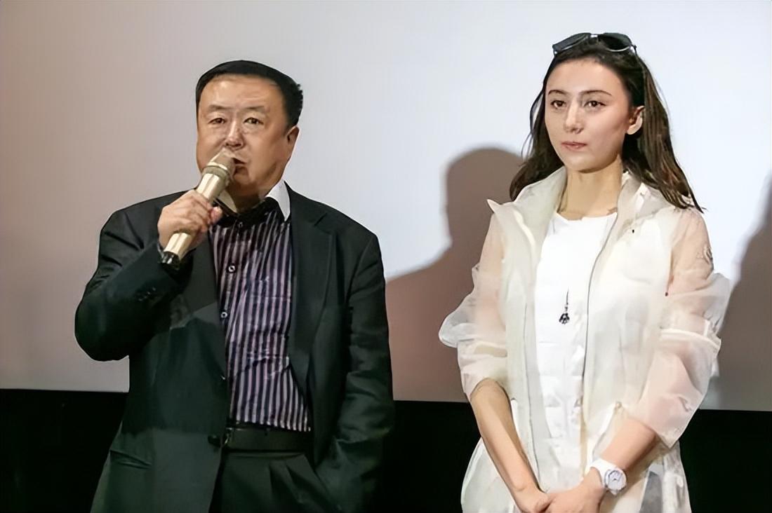 回顾尤小刚娶小30岁美娇妻64岁后连生两个儿子现在生活怎样