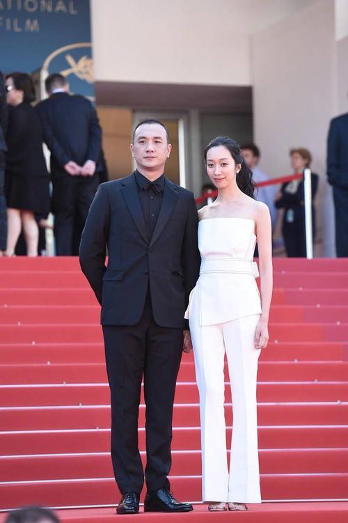 看着孩子的黄觉,眼泪不自禁地落了下来,哽咽的对麦子说:老婆,你辛苦了