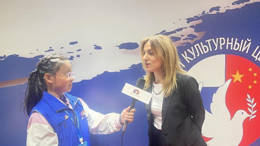 旗帜小记者俄罗斯文化中心欢乐音符合唱团钢琴艺术指导伊娜旗帜小记者