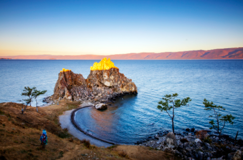 贝加尔湖位于俄罗斯的西伯利亚南部,他的最深处达到了1637米,是全世界