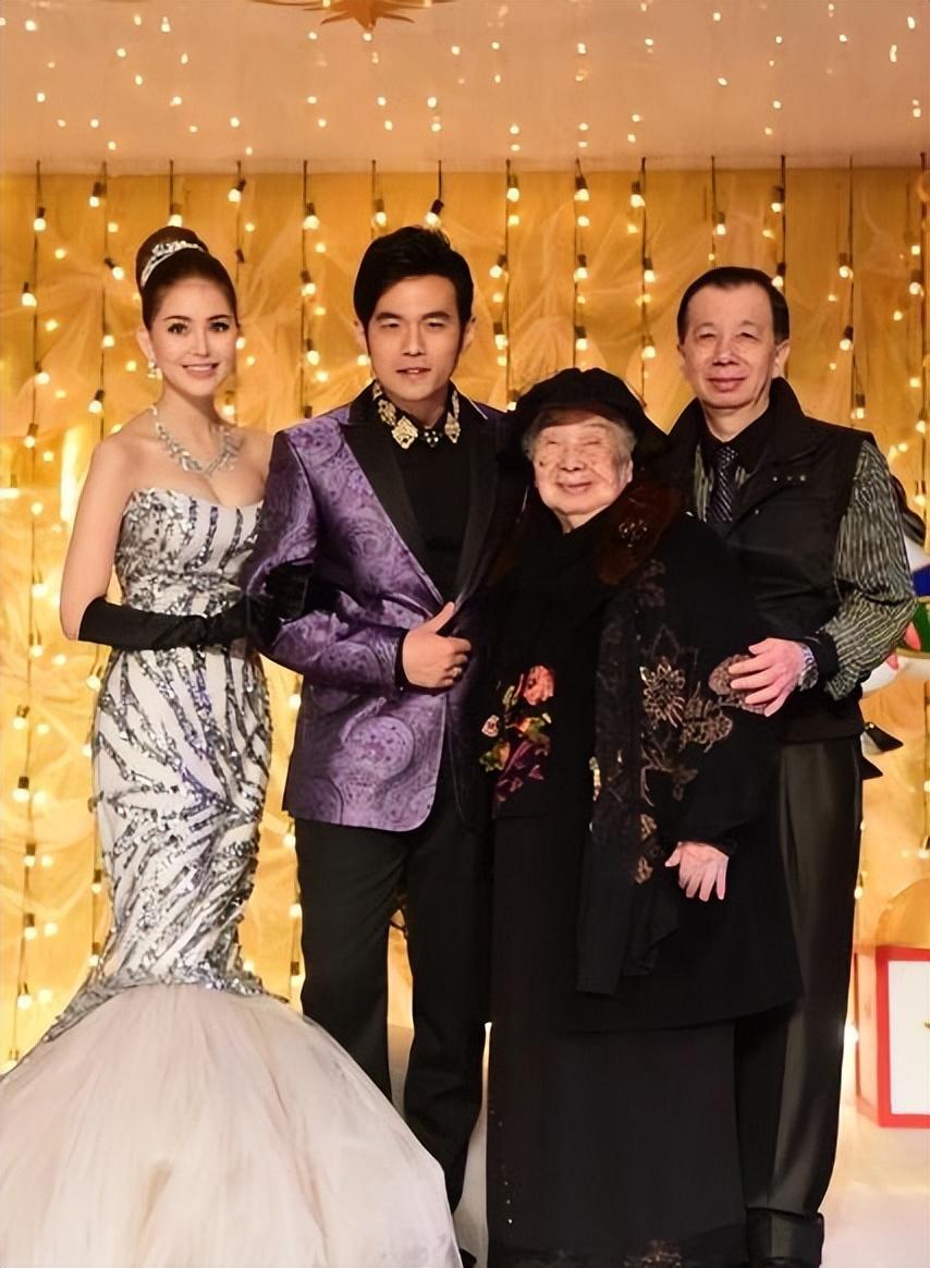 回顾昆凌嫁大14岁周杰伦婚后连生三胎如今一家五口其乐融融