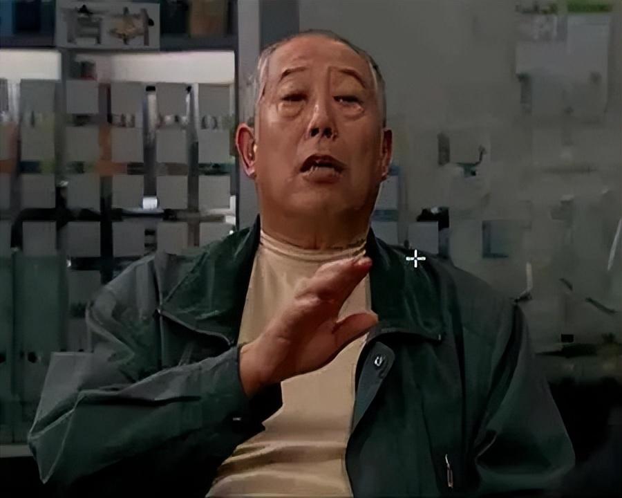 04.爱抽烟的文兴宇,一天要抽三四包烟.