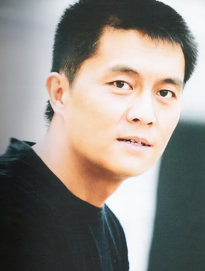 这部剧让他成为了红极一时的男演员,虽然是反派角色,但那张英俊的脸庞