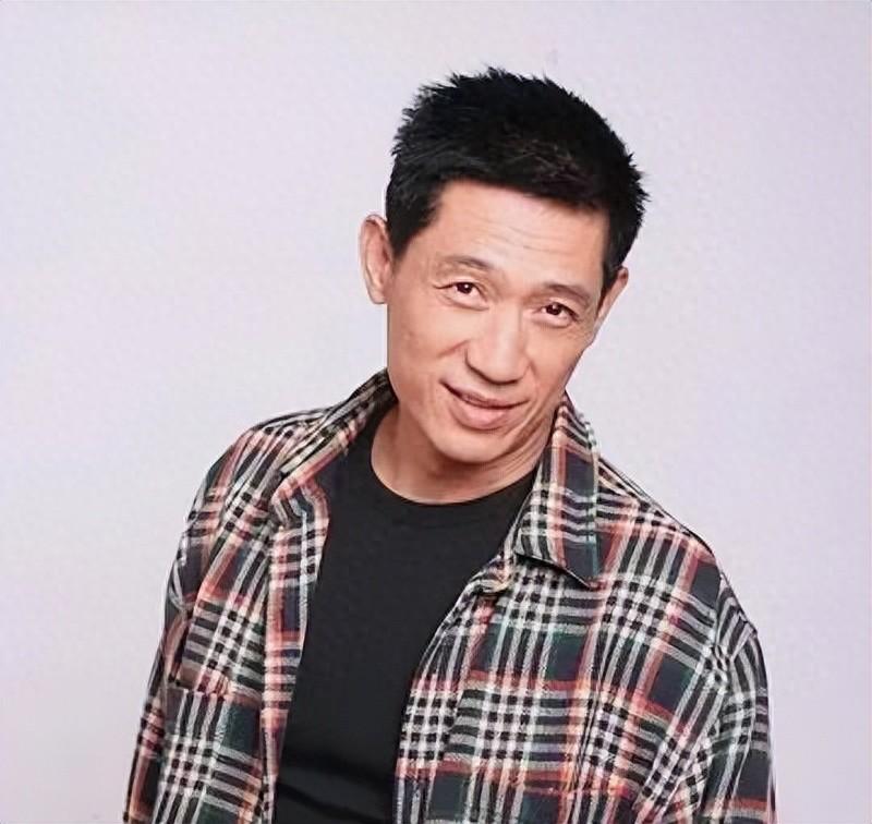 回顾石凉当过主持人也做过演员经历两段婚姻如今过得很幸福