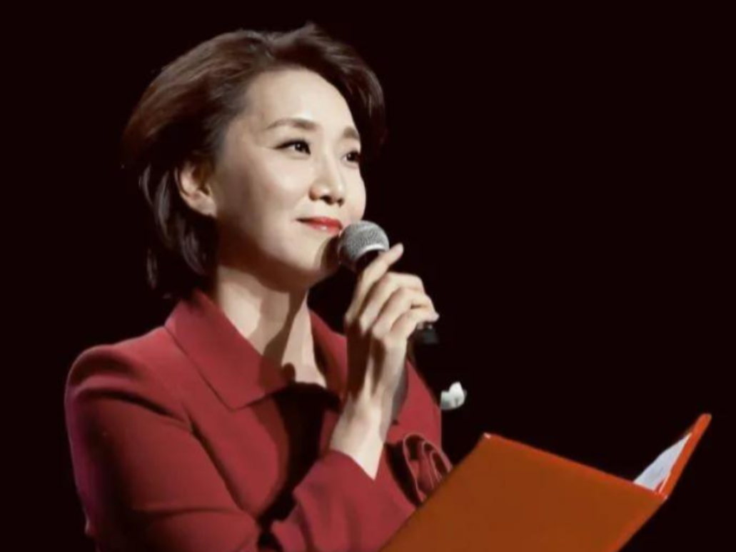 回顾央视首席女主播李修平42岁再婚嫁大10岁丈夫60岁无儿无女