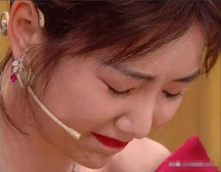 回顾毛晓彤出生就被父亲抛弃妈妈借钱将她养大现父女关系如何