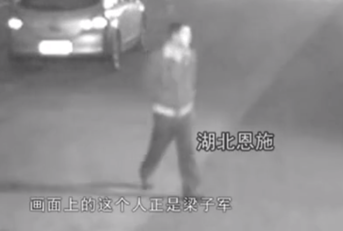 面对警方的质疑,梁子军解释道:"我有个同学在保险公司上班,时不时要我