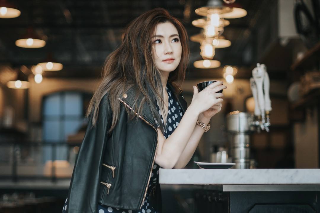 selina母子公园游玩照曝光,小腰果萌态可掬引网友热议