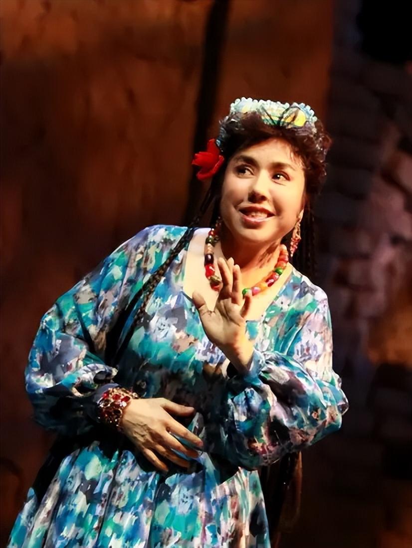 回顾迪里拜尔辉煌背后的泪水与坎坷丧夫后的晚年生活怎样