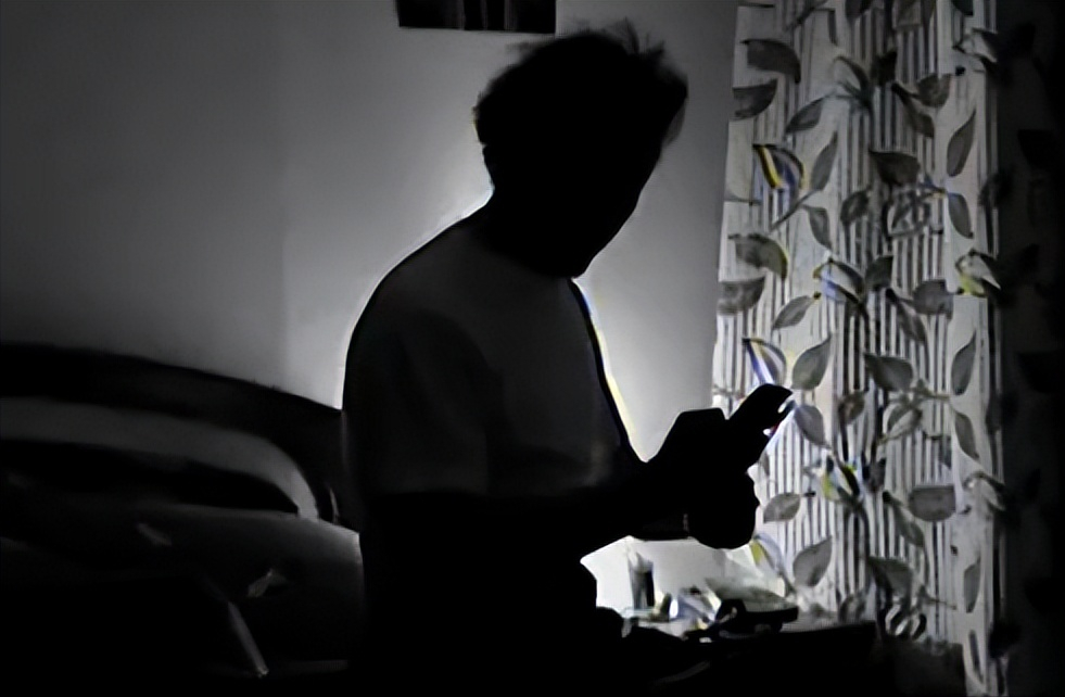 可就在婚礼当天夜里郑晓伟掀开被窝竟看到里面赫然放着一张亡妻的黑白