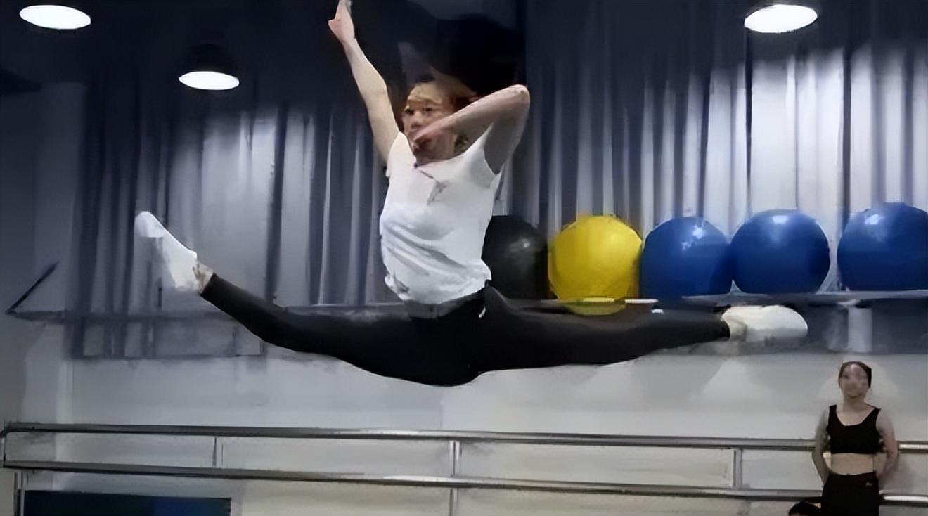 2020年高考湖南考生兴奋冲出考场跳一字马后来怎样了