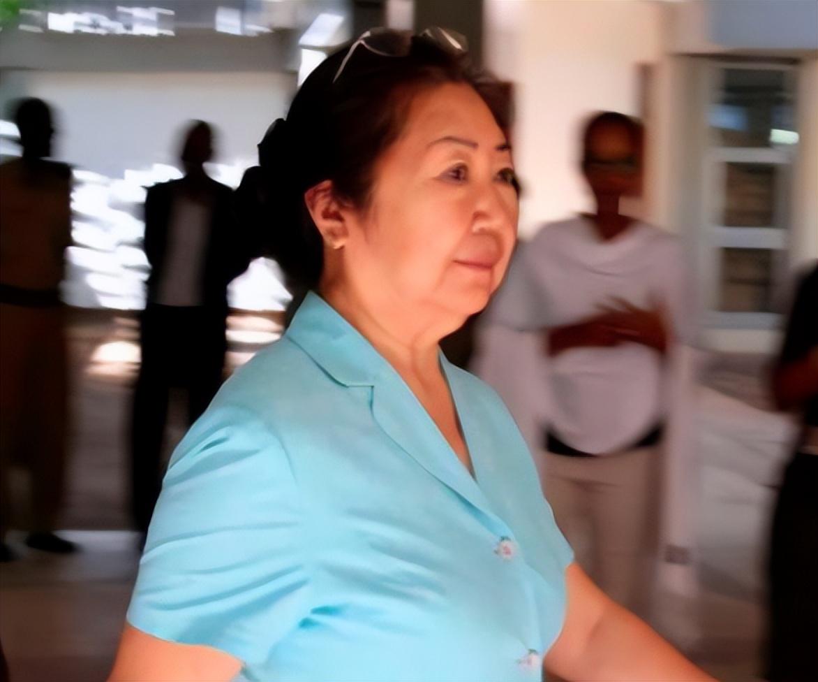 所以她租了一栋两层的建筑,用多年积蓄开了一家"北京饭店"