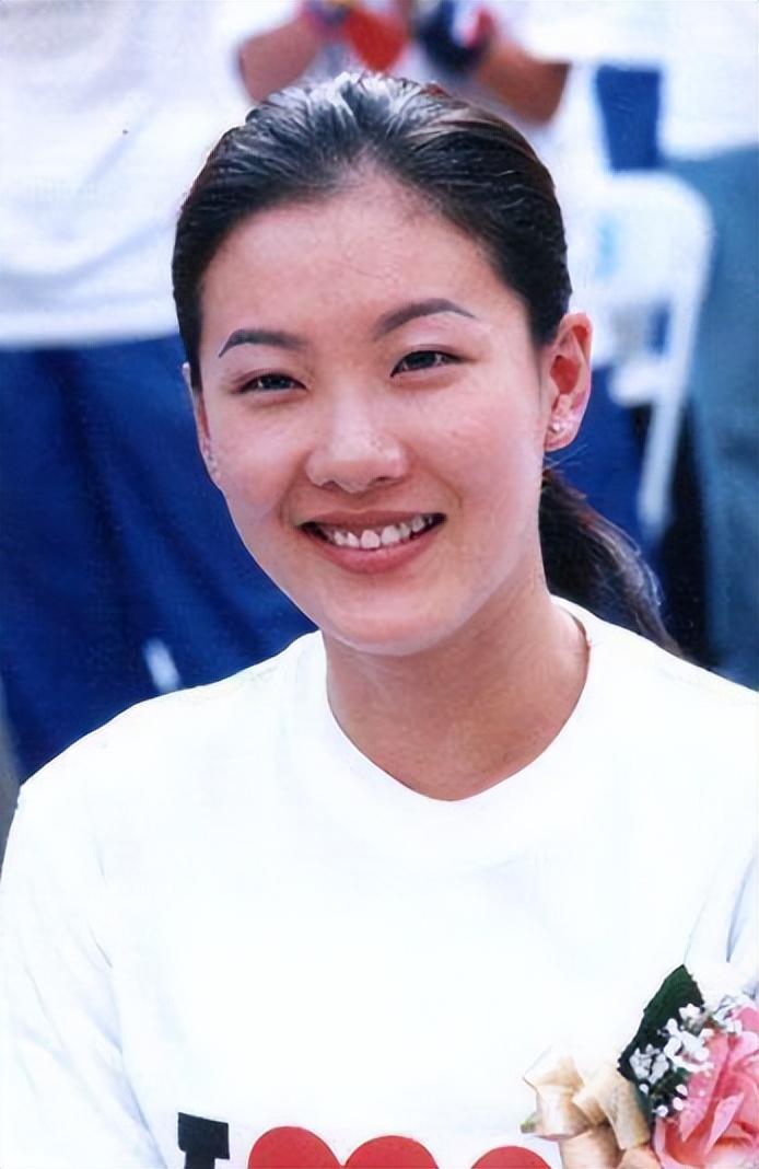 回顾伏明霞嫁大26岁富豪婚后连生三胎如今一家五口其乐融融