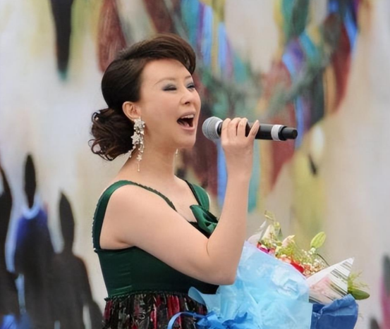 回顾祖海9登春晚恋上大37岁上司今47岁依旧单身