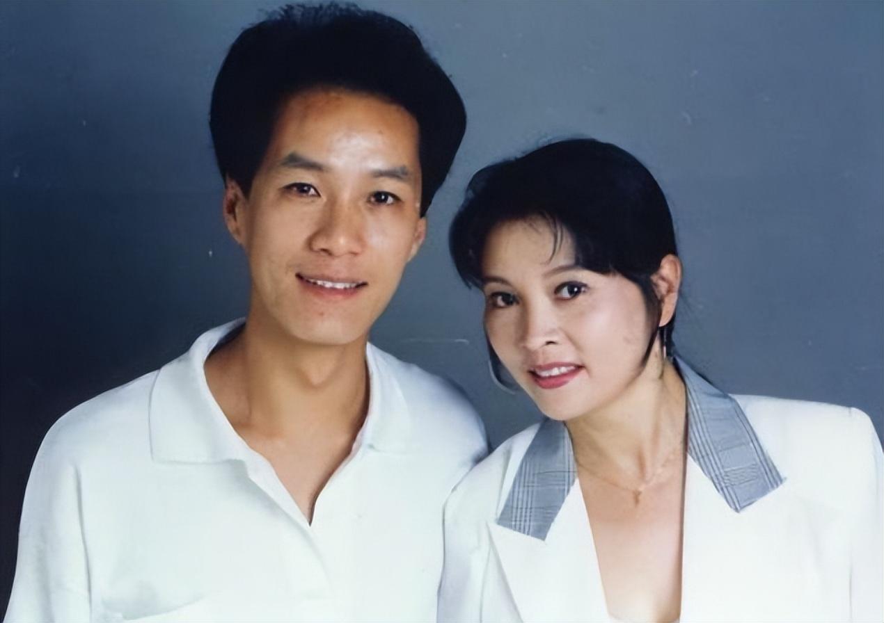 回顾演员冯远征娶二婚梁丹妮相携到白头60岁无儿无女亦无悔