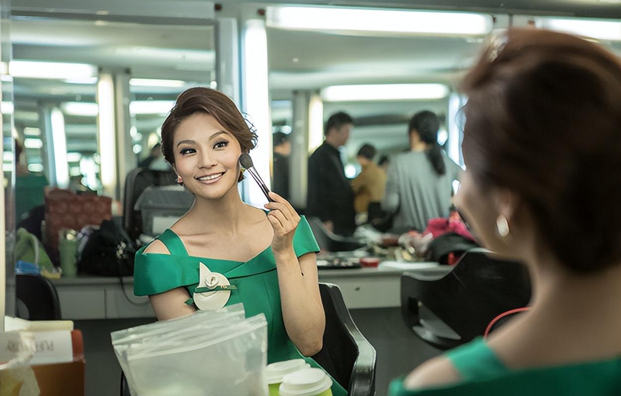 回顾主持孟盛楠42岁仍未婚无子女是父母的骄傲也是他们的心病