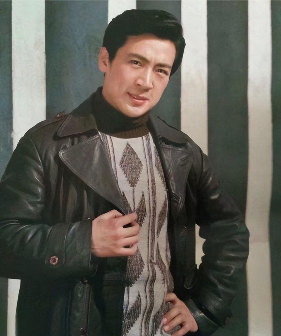 1954年,寇振海出生于黑龙江绥化的文艺世家.