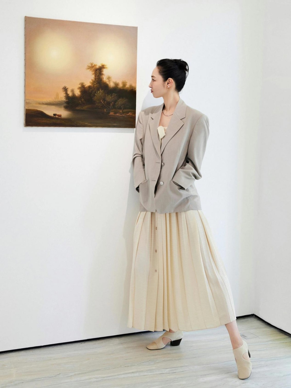 被白百何的红毯图惊艳到!穿深v纱裙变"小号水蜜桃",性感又迷人