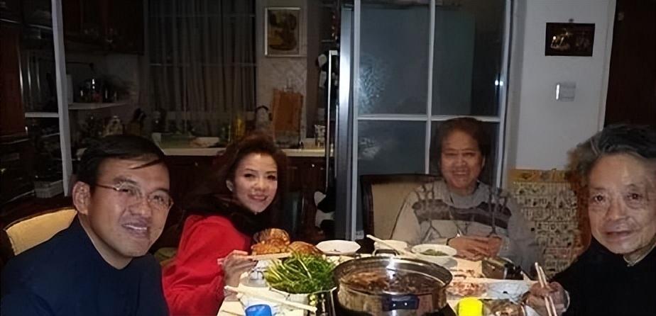 回顾女主持人朱迅嫁普通的湖南丈夫吃婆婆剩饭伺候瘫痪公公