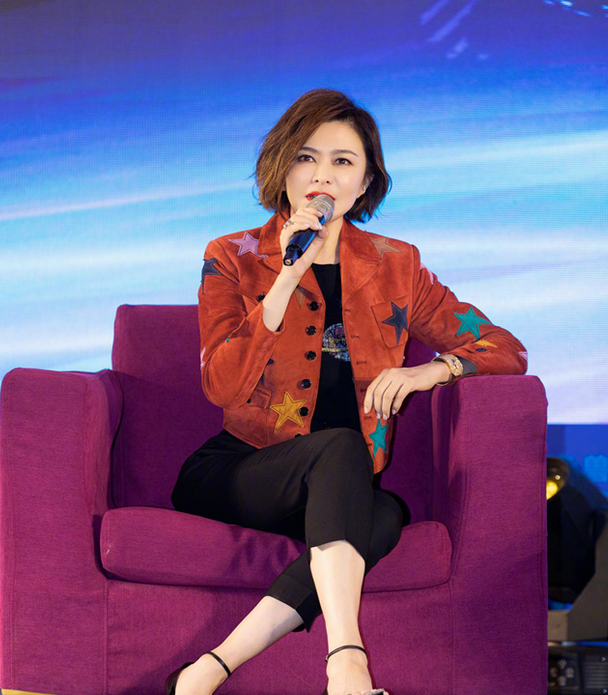 61岁关之琳带火了"减龄穿搭":衬衫 白t恤 高级又洋气