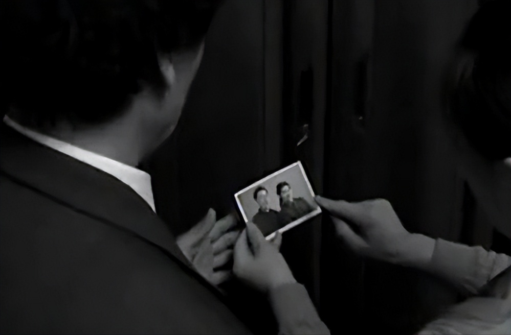 回顾老汉另娶新妻婚后不久接到亡妻电话床上出现亡妻照片