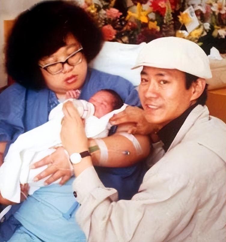 回顾沈殿霞女儿郑欣宜母亲去世父亲再婚继母用爱撑起一个家