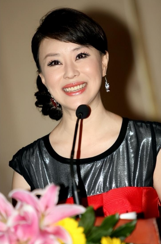 回顾祖海9登春晚恋上大37岁上司今47岁依旧单身