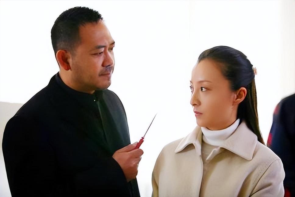 而他对女主角更加严厉一点,让两人的关系不太融洽.