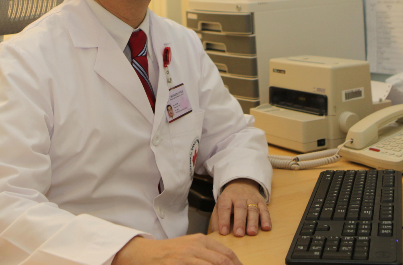 回顾少女裸死酒店法医鉴定为突发疾病6年后查出是被警察残害