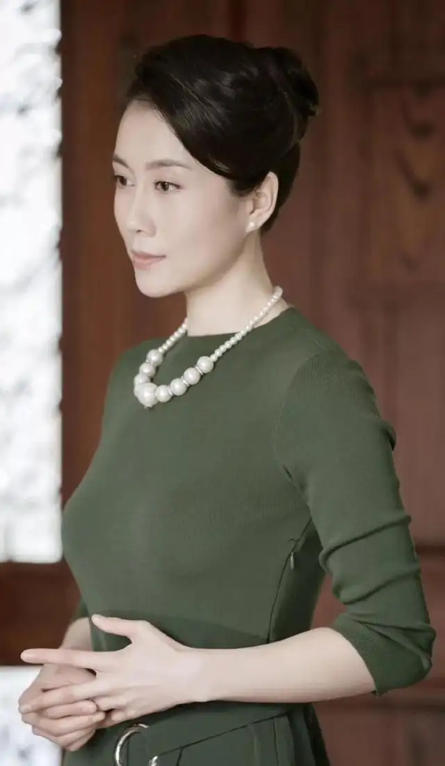 回顾演员温峥嵘长得漂亮戏也好为人低调不张扬追求平淡生活