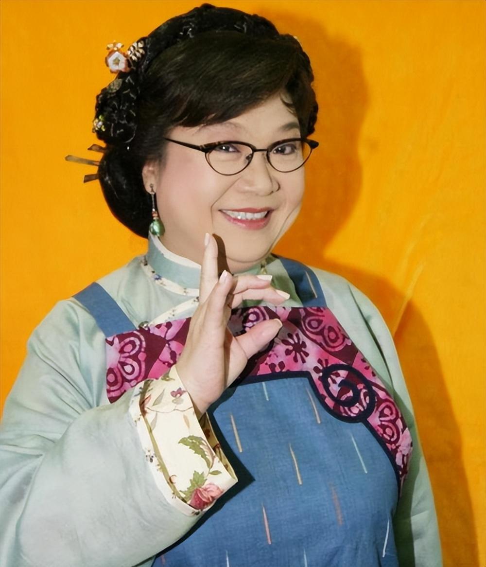 回顾沈殿霞女儿郑欣宜母亲去世父亲再婚继母用爱撑起一个家