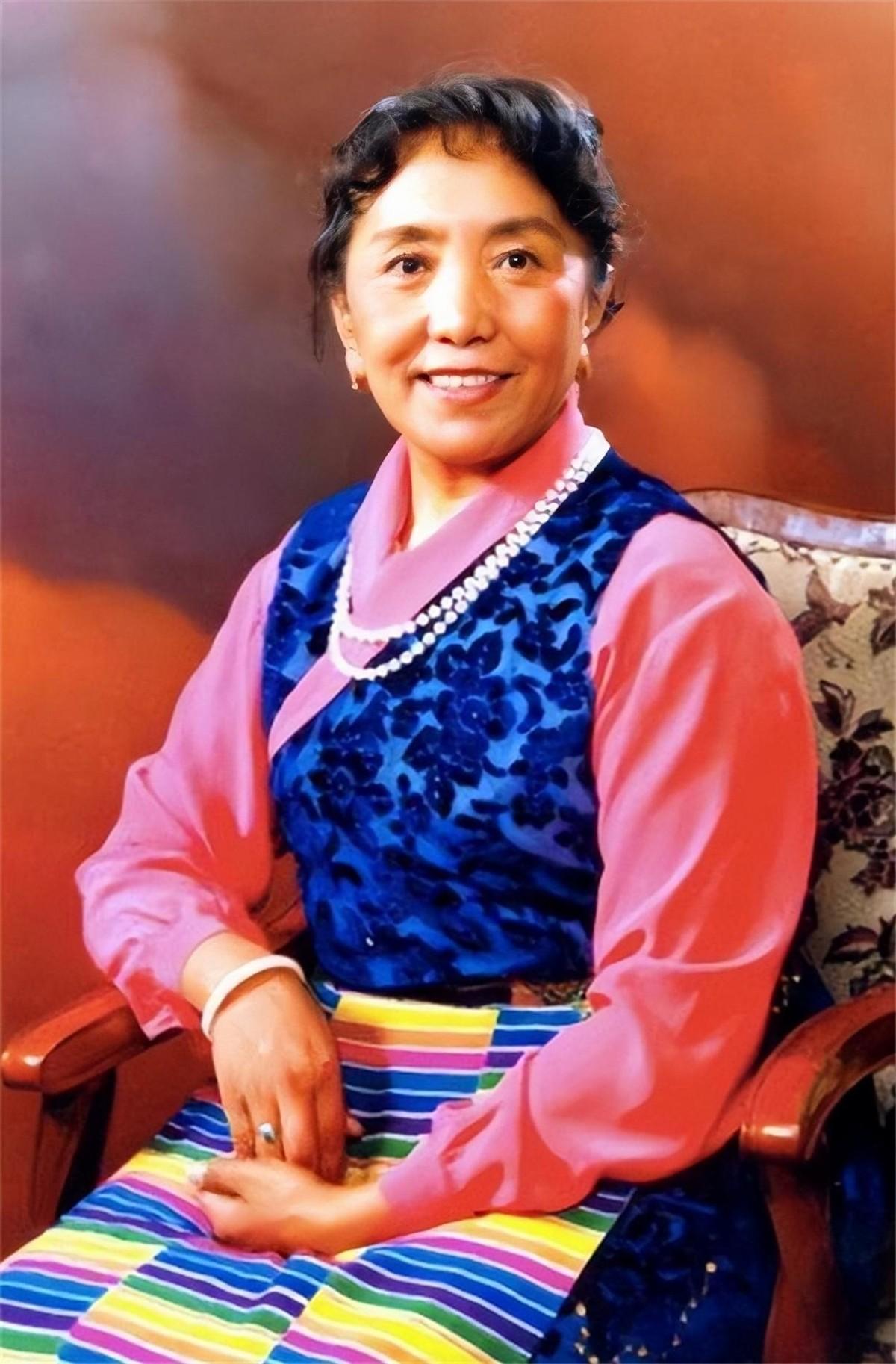 回顾歌唱家才旦卓玛:含泪送别女儿,余生只想做个贤妻良母