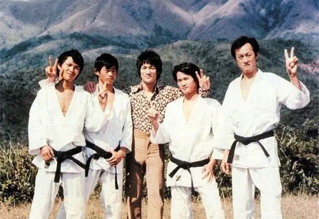 成龙白了头洪金宝坐轮椅香港功夫片最后的希望只剩谢霆锋了