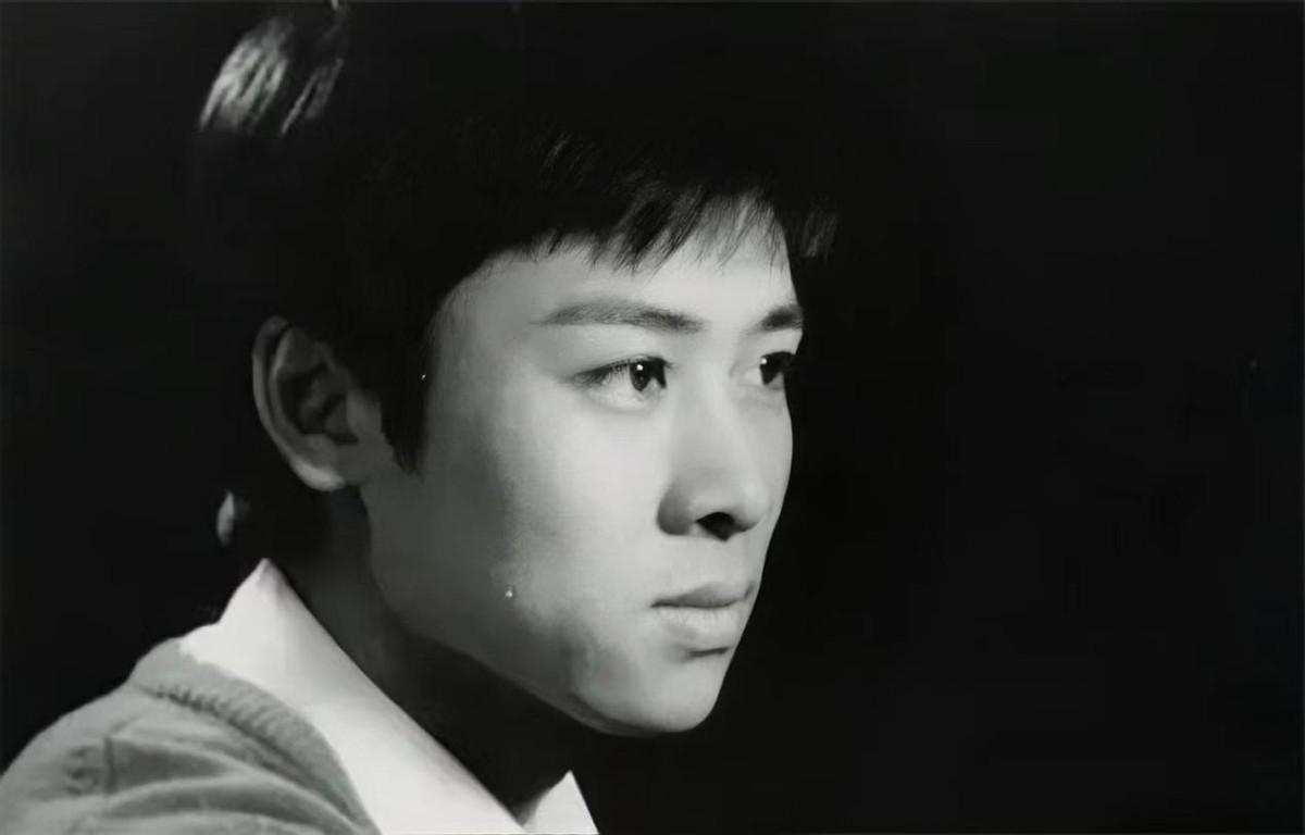 凭实力征服导演和现场的工作人员,出演的第一个角色就是男一号.