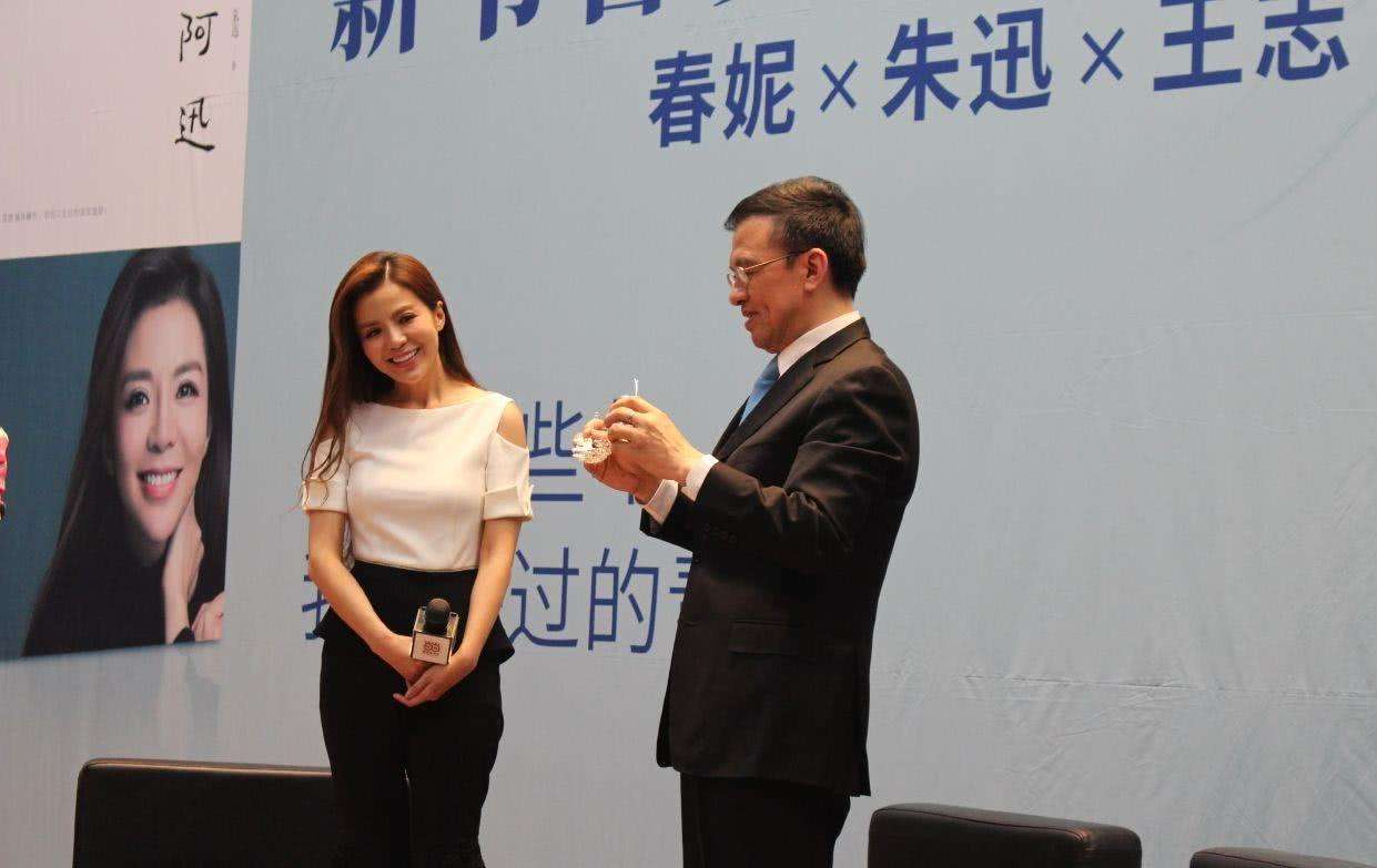 回顾女主持人朱迅嫁普通的湖南丈夫吃婆婆剩饭伺候瘫痪公公