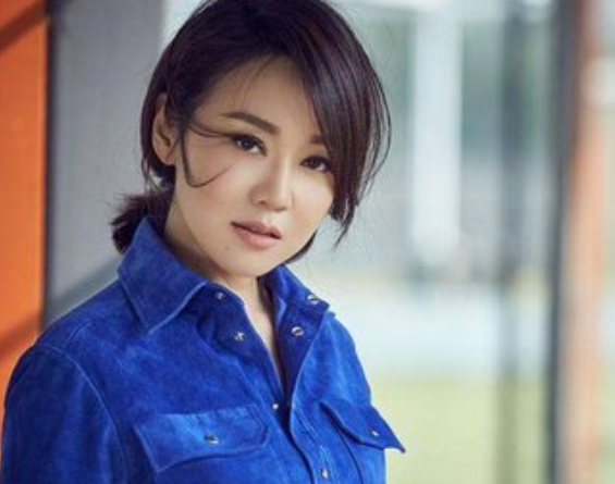 回顾邹伟与闫妮离婚19年他再婚生子获幸福她情路坎坷至今未婚