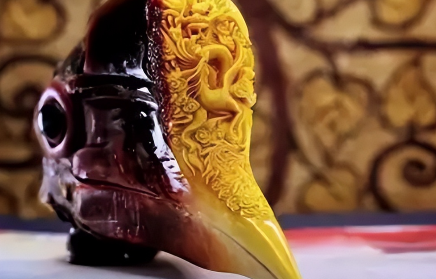 盔犀鸟的头骨内部是实心的,比较重,大概占据身体总重量的十分之一.