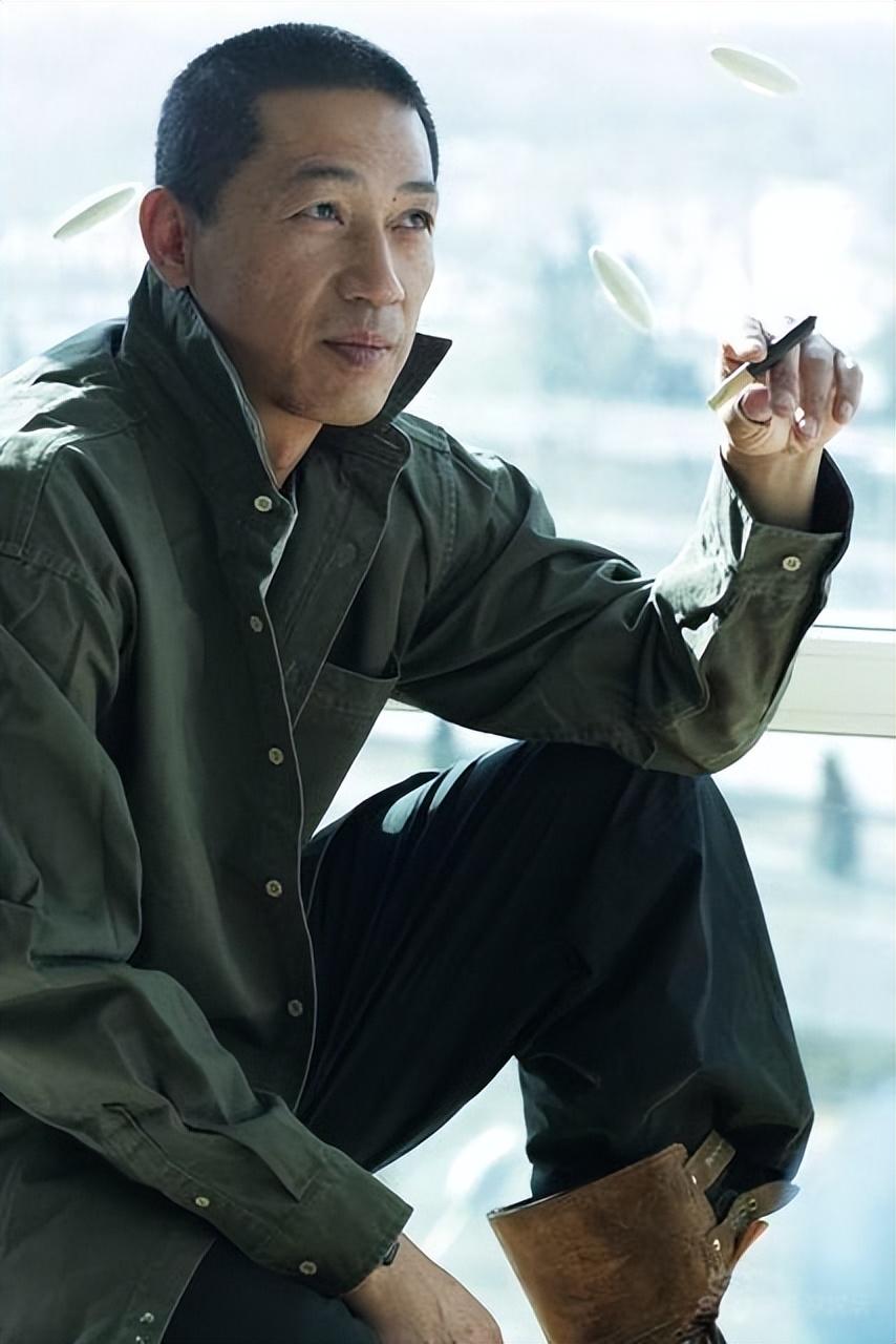 回顾石凉当过主持人也做过演员经历两段婚姻如今过得很幸福