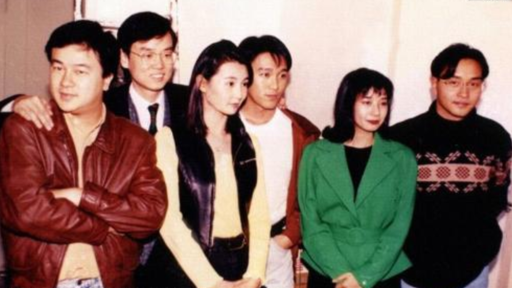 当黄百鸣回家把计划告诉太太后,徐文娟拿出家中所有积蓄对他说:"你有