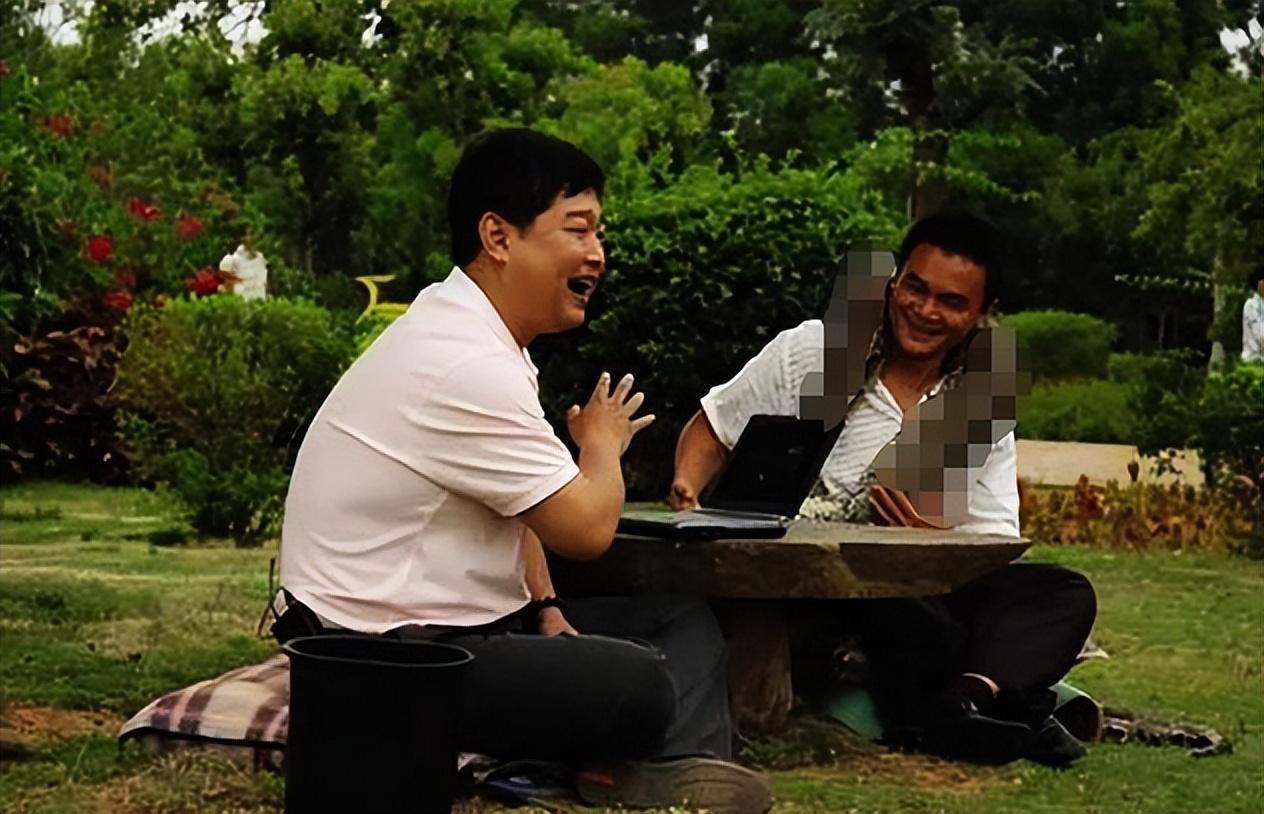 1996年海南小伙救下蟒蛇巨蟒报恩十年为主人看家护院抓小偷