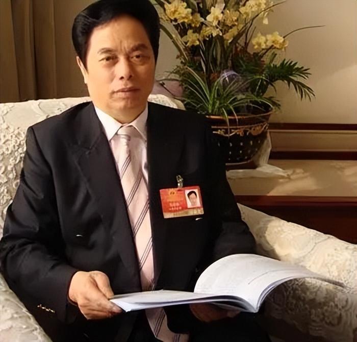 他是最有钱村书记身价370亿仅靠8台缝纫机1辆自行车起家