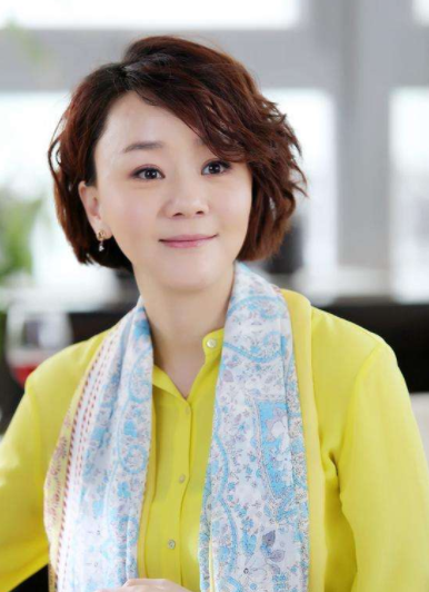 回顾著名演员高鑫用爱心守护瘫痪女友让她下地走路生儿育女