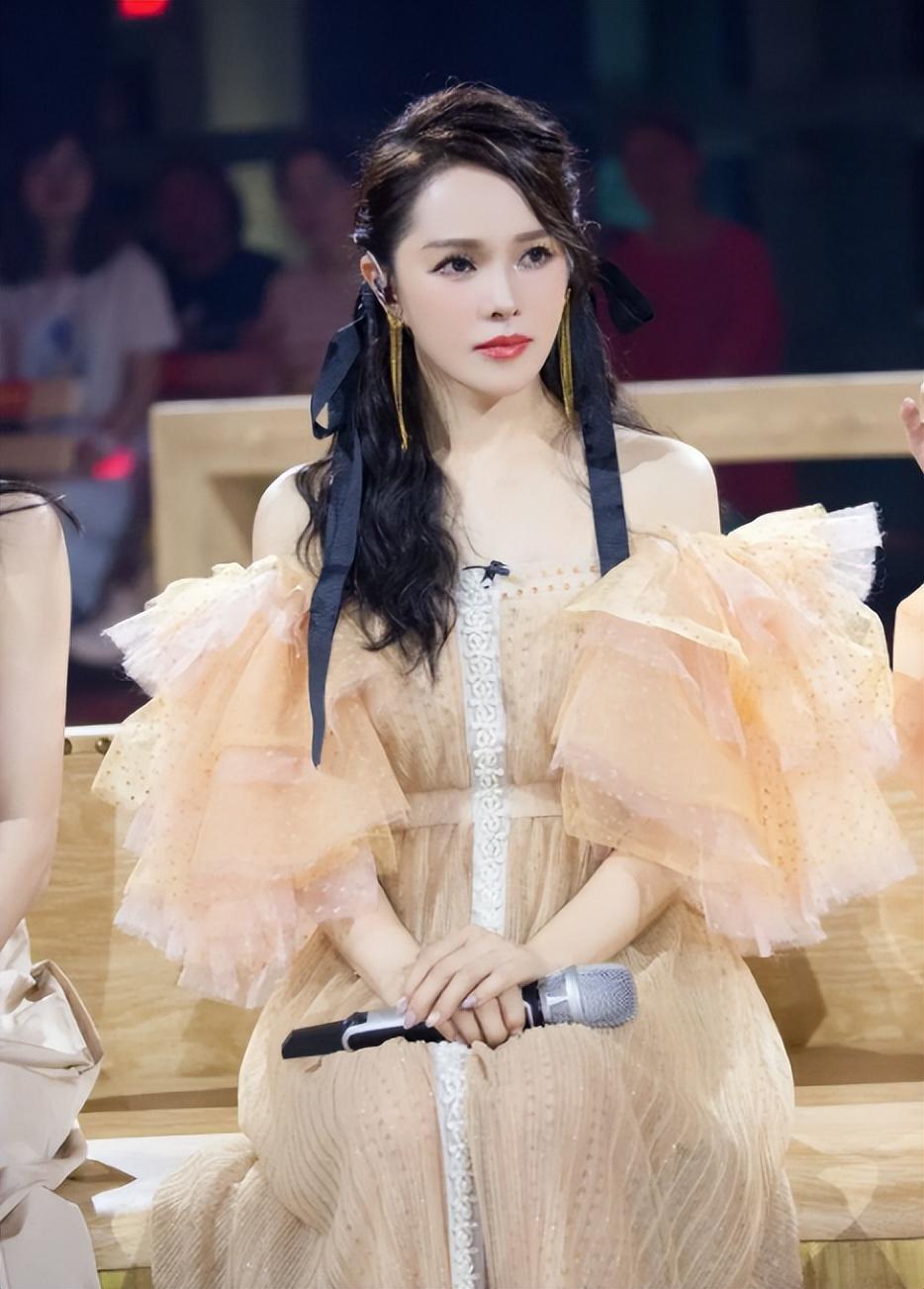 本着改变自己婚姻现状的考虑,伊能静将事业的发展重心转移到了内地.