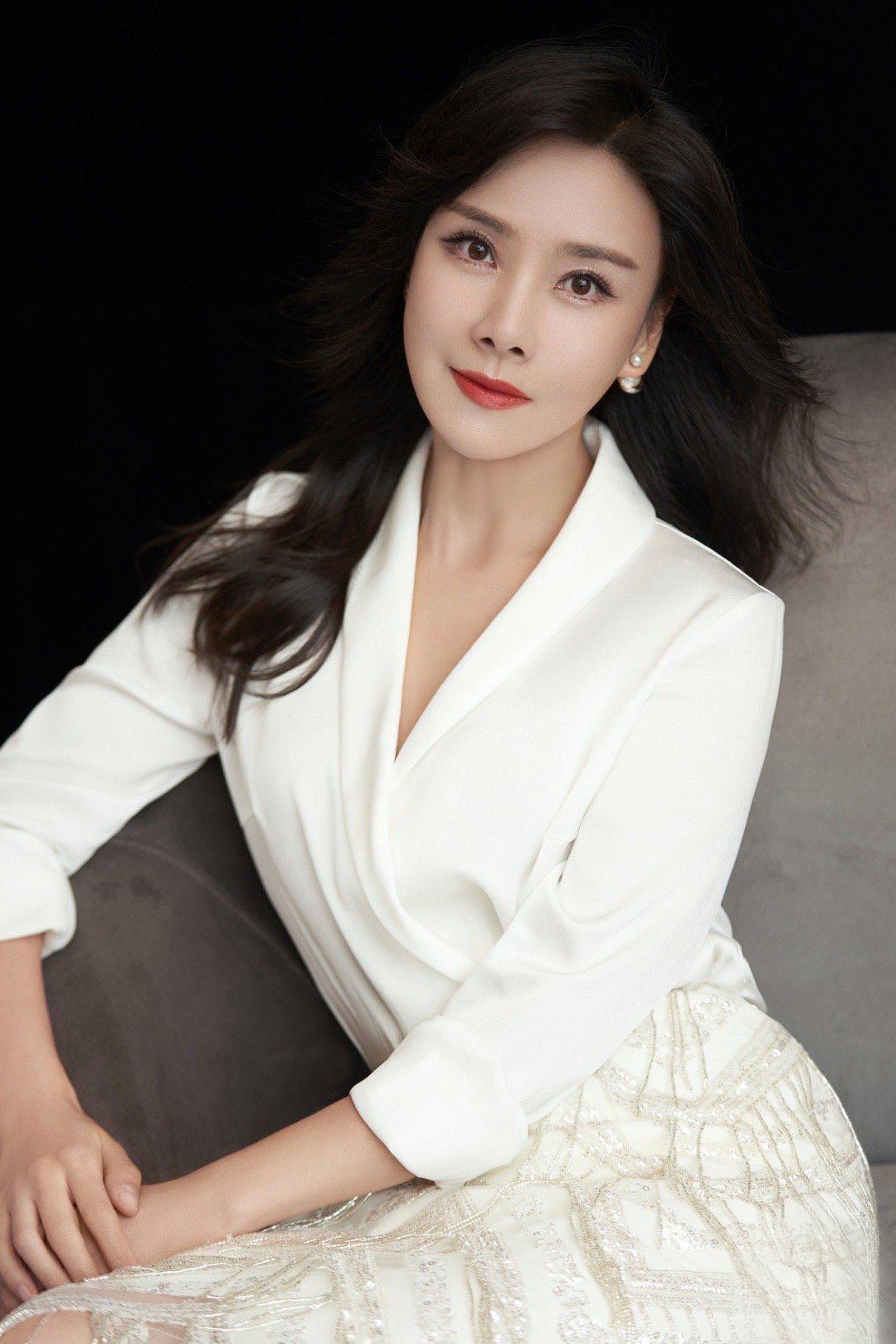 的何琳凭借《为奴隶的母亲》,一举摘下国际电视艾美奖最佳女演员奖