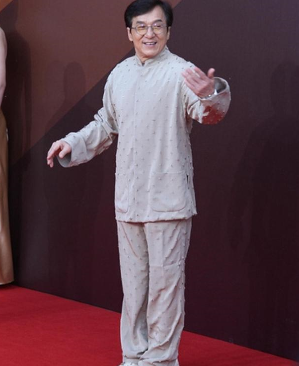 成龙才是"新中式"代言人!中山装混搭跑鞋,69岁也精神又立挺